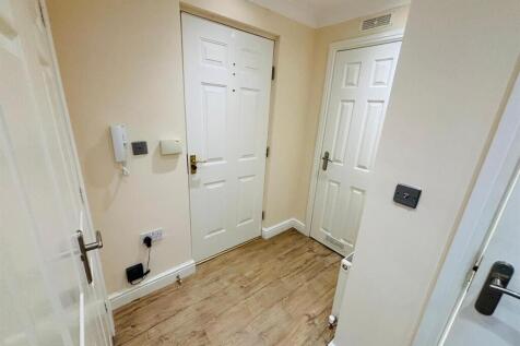 Entrance Hallway: