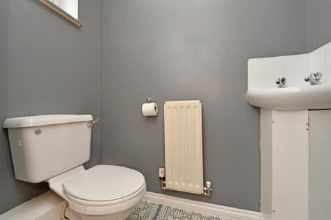 Cloakroom / WC: