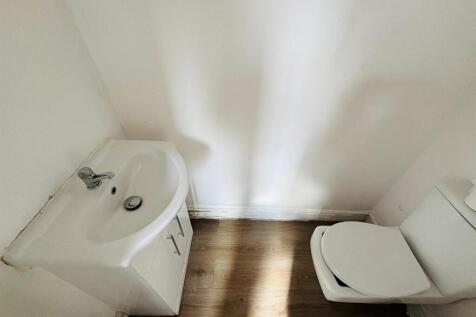 Cloakroom / WC: