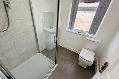 En-Suite Showroom / WC:
