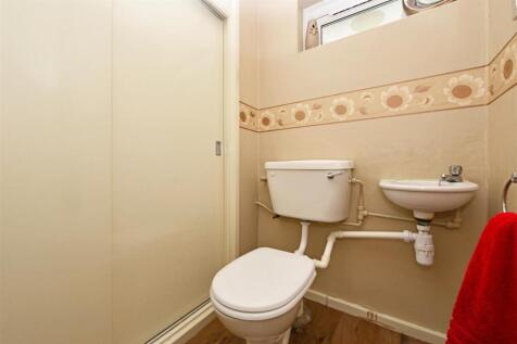 Cloakroom / WC: