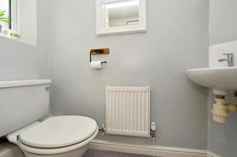 Cloakroom / WC: