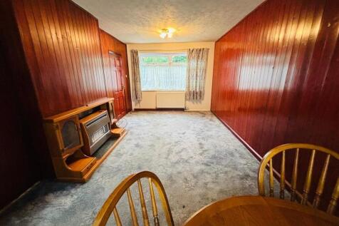 Living Room Area: