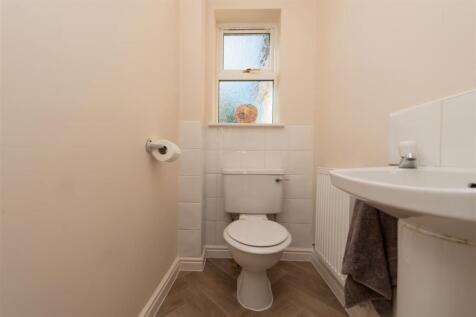 Cloakroom / WC: