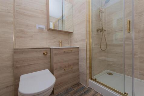 En-suite Shower Room / WC: