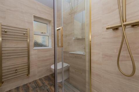 En-suite Shower Room / WC: