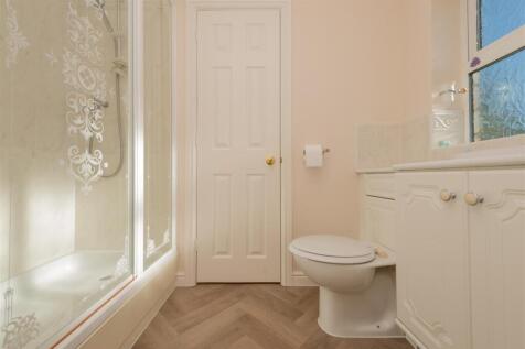 En-suite Shower Room / WC: