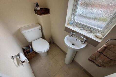 First Floor Cloakroom / WC: