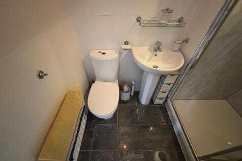 En-suite Shower Room / WC: