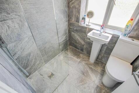 Family Shower Room / WC: