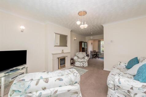 Living Room / Dining Area: