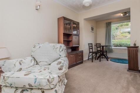 Living Room / Dining Area: