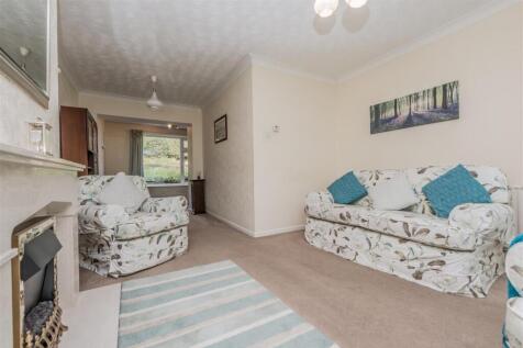 Living Room / Dining Area: