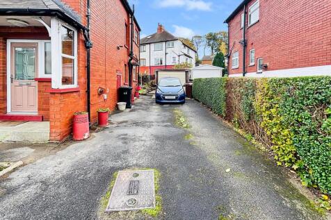 Off Street Parking / Driveway / Single Garage: