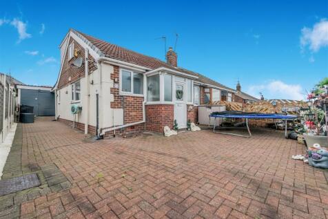 Off Street Parking / Driveway / Single Garage: