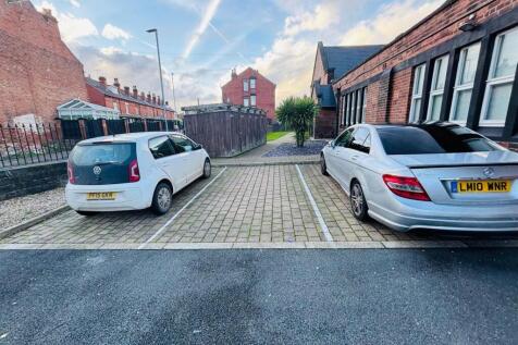 Communal Area / Gardens: