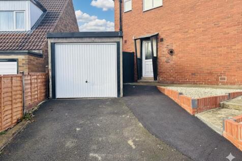 Drive / Garage / Off Street Parking: