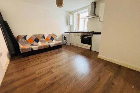 OPEN PLAN LIVING / KITCHEN: