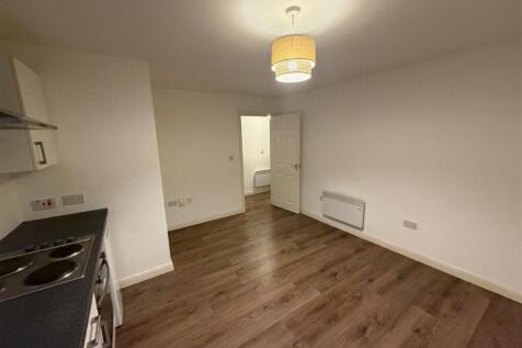 OPEN PLAN LIVING / KITCHEN: