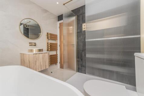 Four Piece Bathroom &amp; Shower / WC: