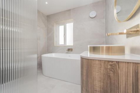 Four Piece Bathroom &amp; Shower / WC: