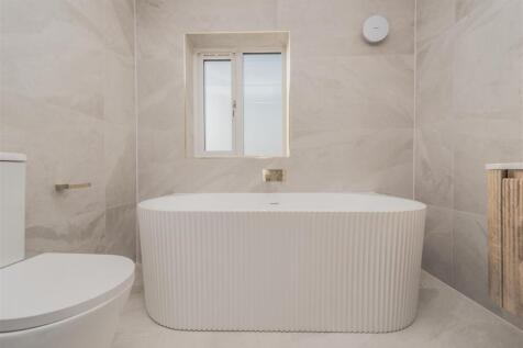 Four Piece Bathroom &amp; Shower / WC: