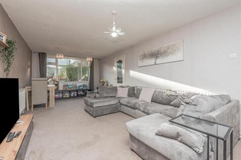 Living Room / Dining Area: