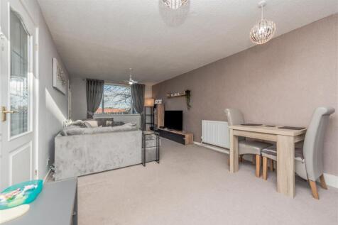 Living Room / Dining Area: