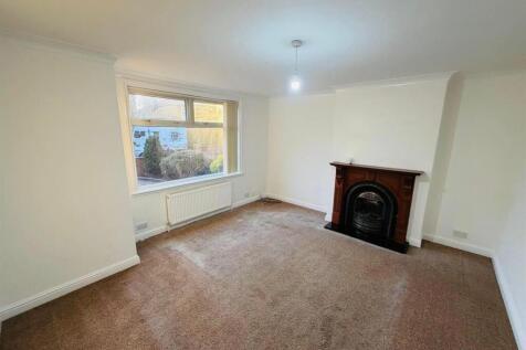 Living Room / Dining Area: