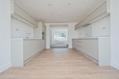 Fitted Kitchen &amp; Dining Area: