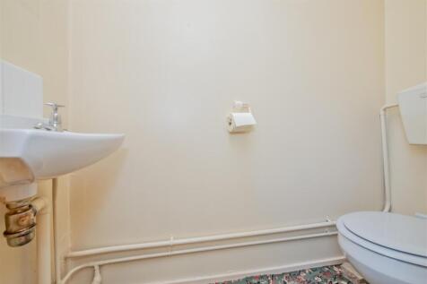 Cloakroom / WC: