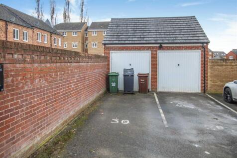 Off Street Parking / Driveway &amp; Single Garage: