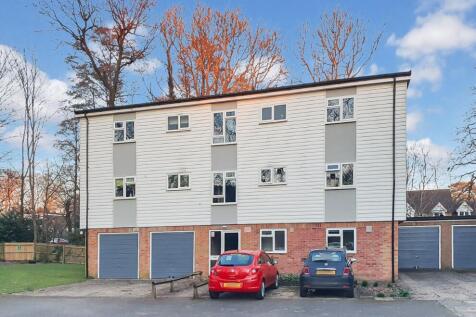 One Bedroom Flat with River views.