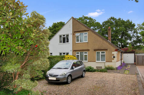 Spacious semi-detached house with a large garden 