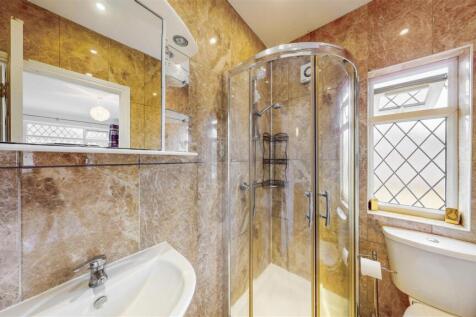 Ensuite to bedroom 1.jpg