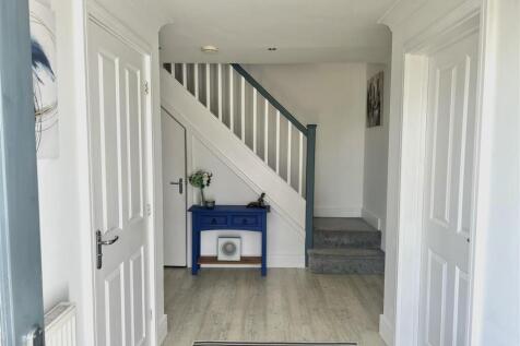 005 Entrance hall 1.jpg