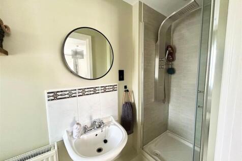 028 Ensuite 1(2).jpg