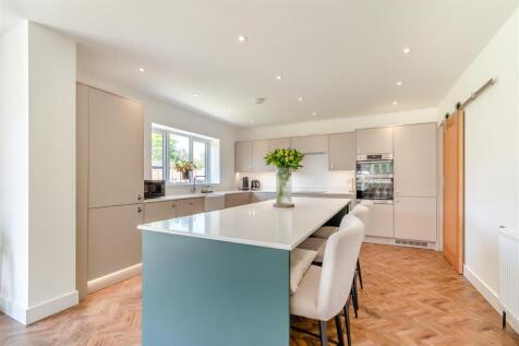 Kitchen/Breakfast/Dining Area