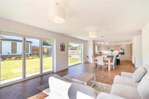 Kitchen/Breakfast/Dining Area