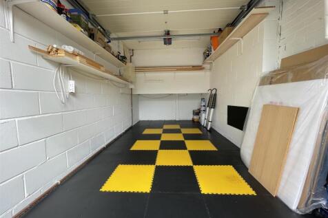 Baywell - 10 garage.jpg