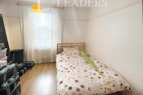 091b4879-bedroom 201