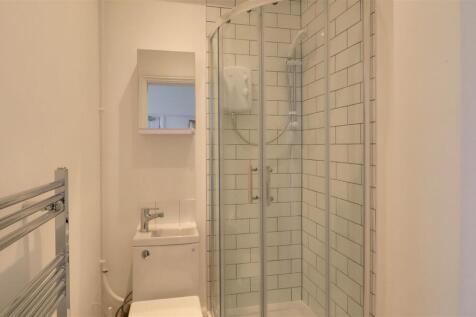 R1 ensuite.jpg
