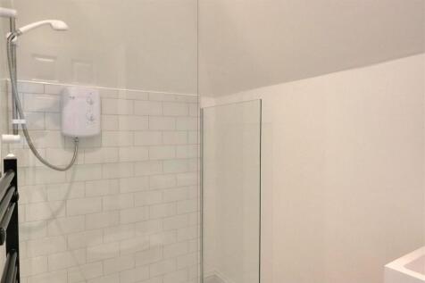 R6 ensuite 2.jpg