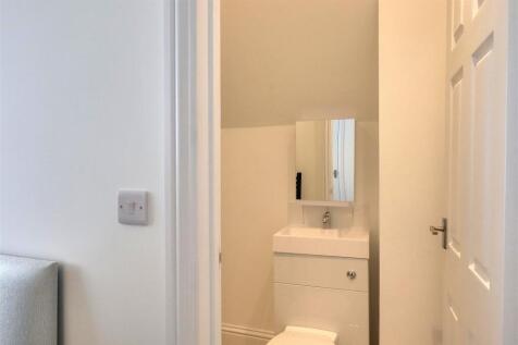 R6 ensuite.jpg