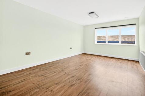 01  To Let 2 Bedroom Flat TRS Apartments Ealing UB
