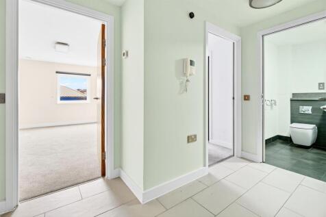 06  To Let 2 Bedroom Flat TRS Apartments Ealing UB