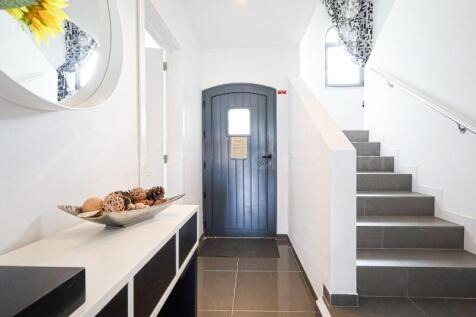 Lakeside Village 3 Bed Renovated Townhouse For Sale