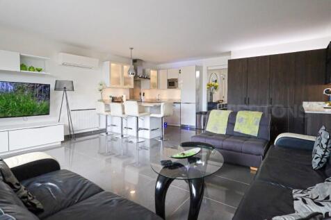 Lakeside Village 3 Bed Renovated Townhouse For Sale