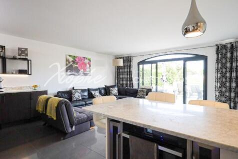 Lakeside Village 3 Bed Renovated Townhouse For Sale