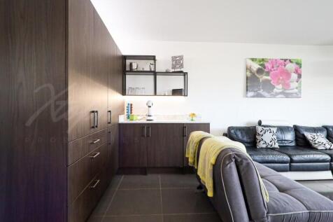 Lakeside Village 3 Bed Renovated Townhouse For Sale